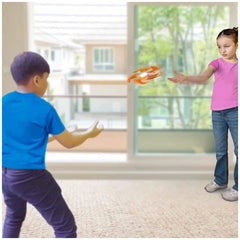 Globo Frisby Ninja with lights, two children playing indoors on carpet, with a white wall and wooden window frame in the back