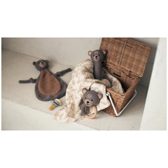 Jollein pacifier cloth bear set in a woven basket, featuring three soft brown bears on a white leaf-patterned blanket.